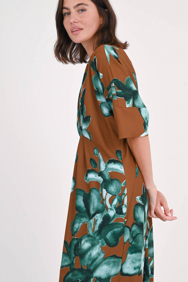 Odeeh Fließendes Kleid mit Falten in Braun/Grün