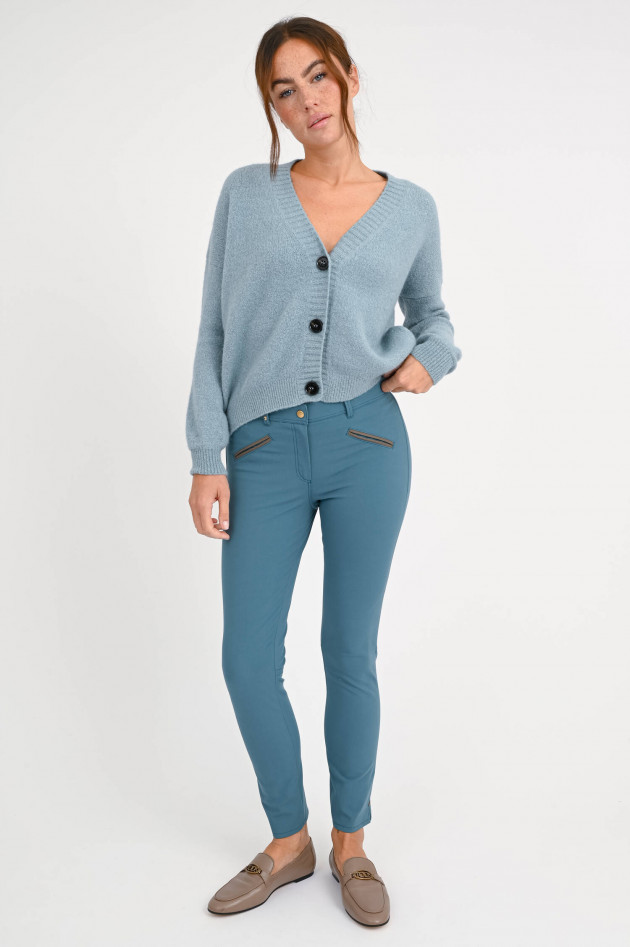Pamela Henson Chino ROYAL mit Lederdetails in Petrol
