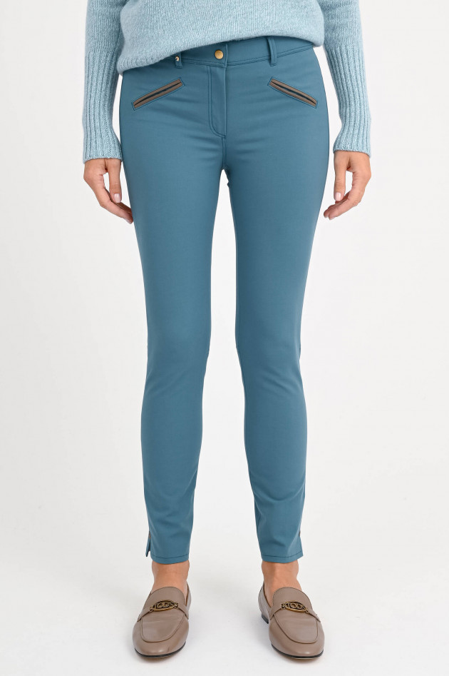 Pamela Henson Chino ROYAL mit Lederdetails in Petrol
