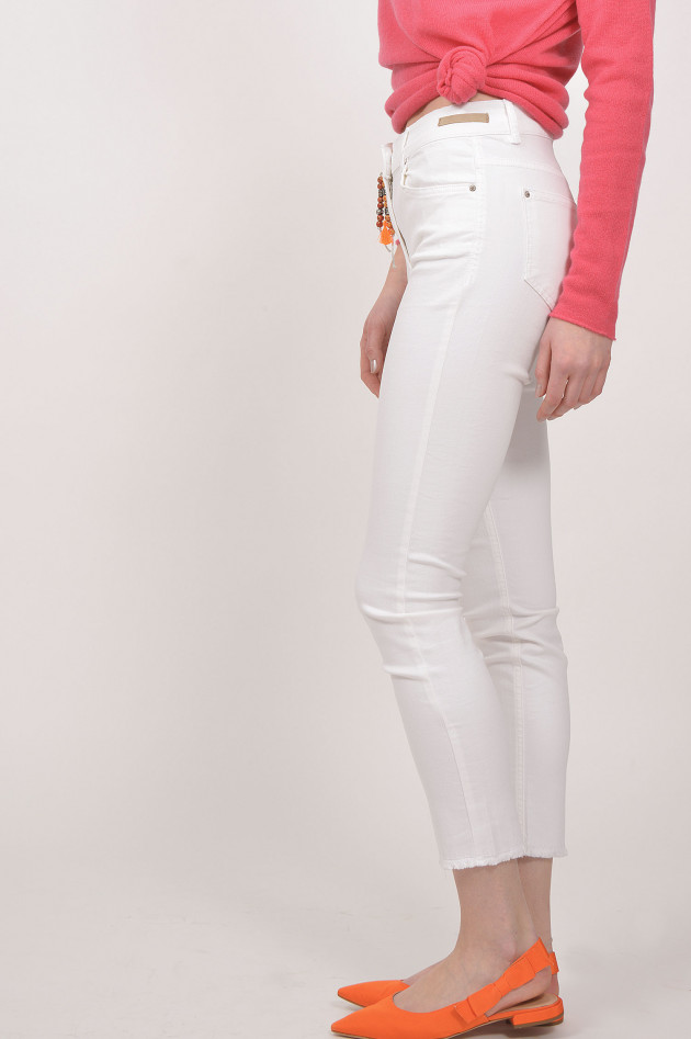 Pamela Henson Jeans mit ausgefranstem Saum in Weiß