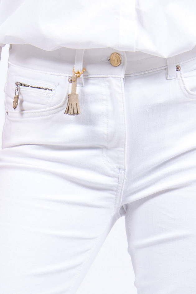 Pamela Henson Jeans mit fransigem Saumabschluss in Weiß