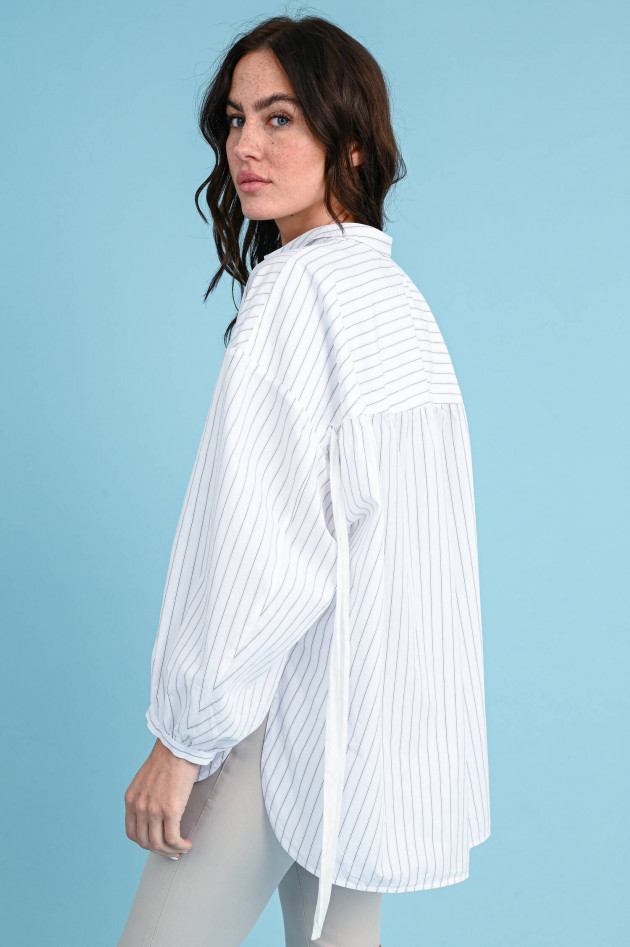 Peserico Gestreifte oversize Bluse in Weiß