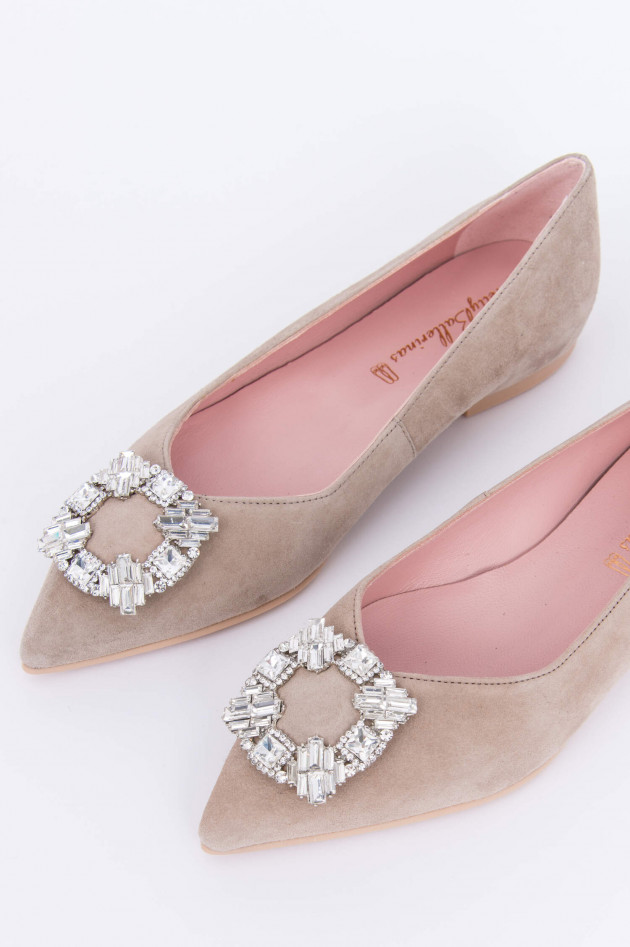 Pretty Ballerinas Loafer mit Schmuckstein-Brosche in Beige