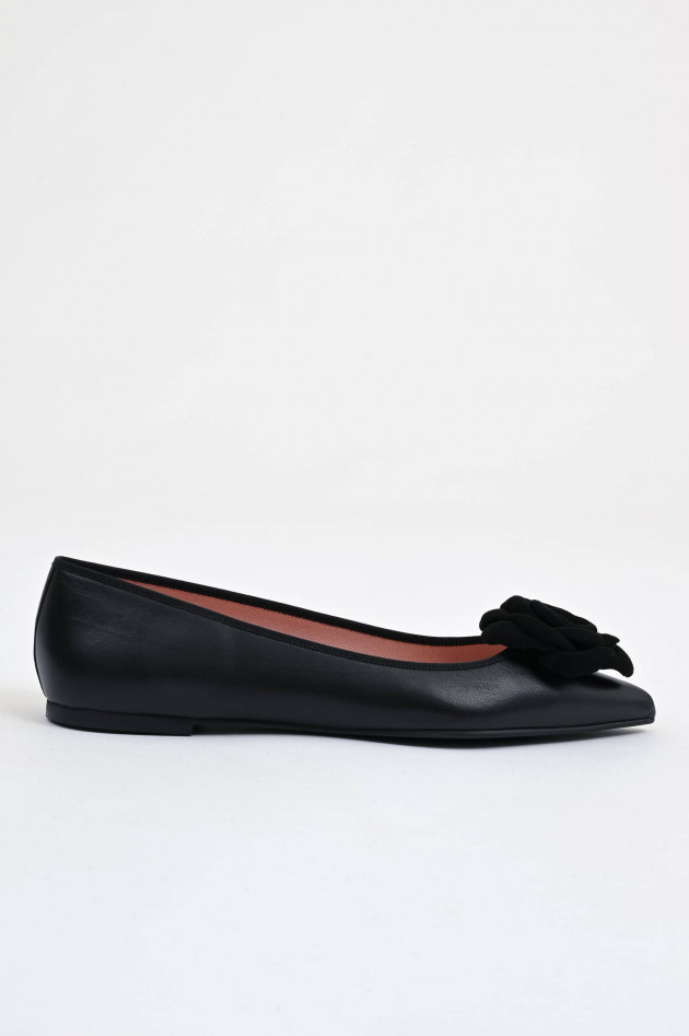 Pretty Ballerinas Ballerina mit Blumendetails in Schwarz