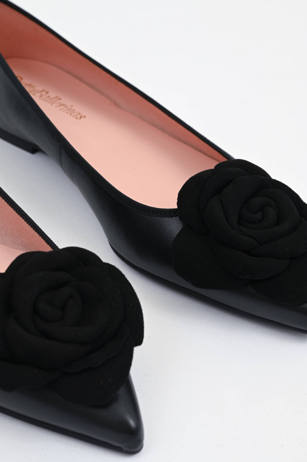 Pretty Ballerinas Ballerina mit Blumendetails in Schwarz
