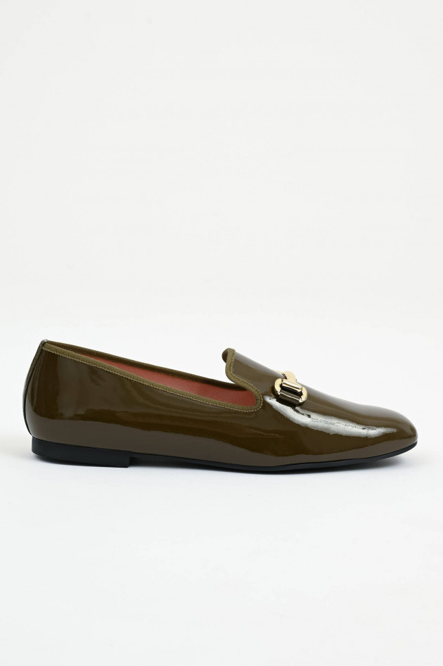 Pretty Ballerinas Loafer in Lack-Optik in Oliv