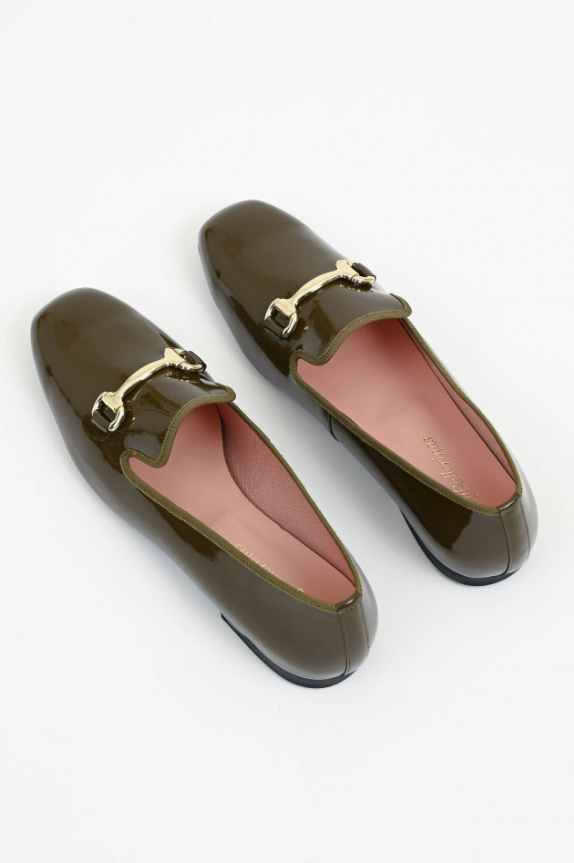 Pretty Ballerinas Loafer in Lack-Optik in Oliv