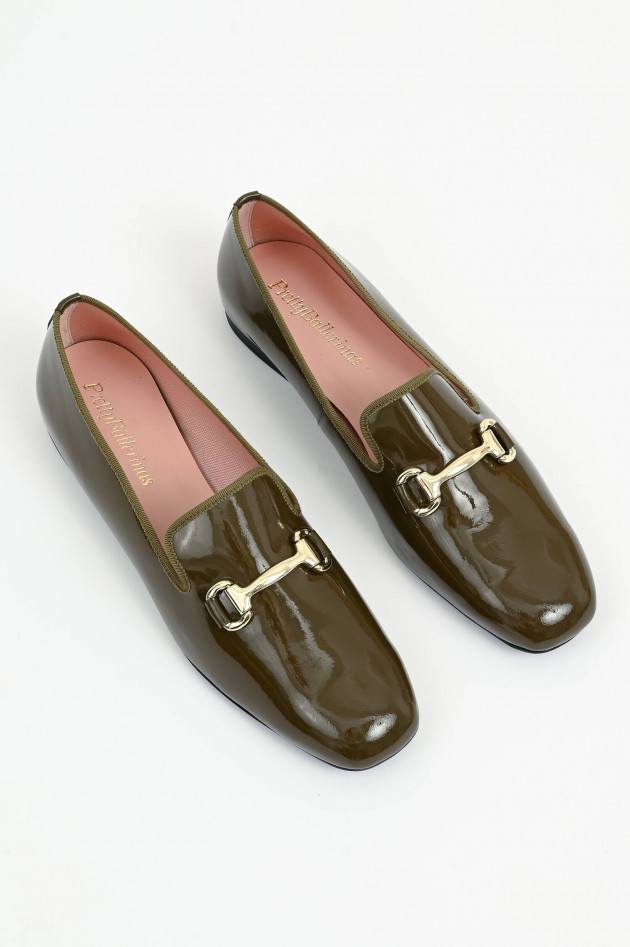 Pretty Ballerinas Loafer in Lack-Optik in Oliv