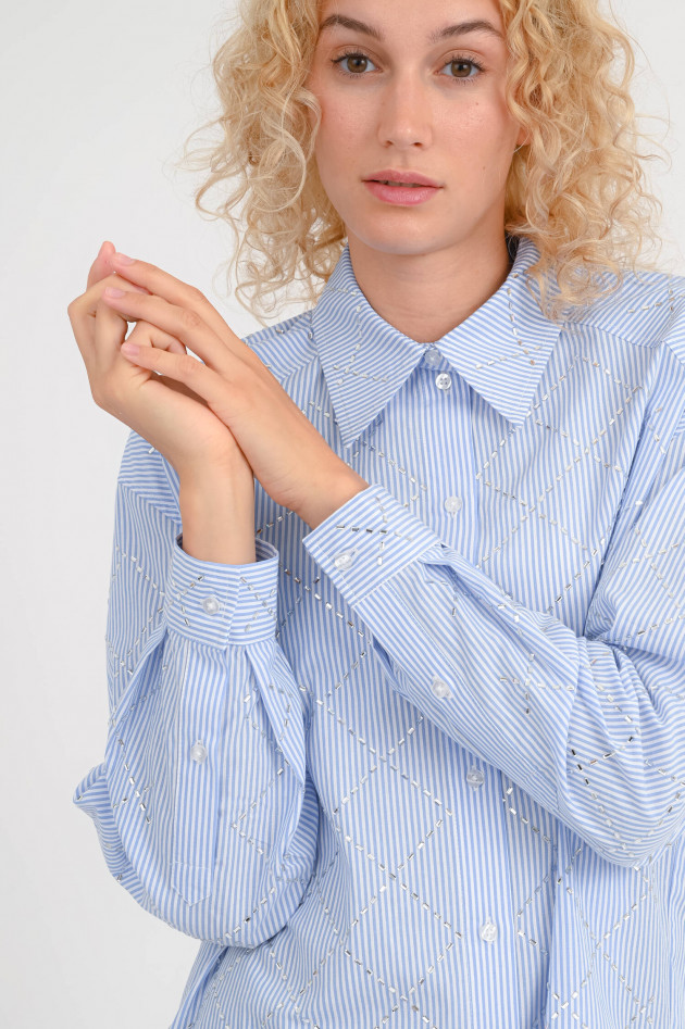 Princess goes Hollywood Oversize-Bluse mit Glitzersteinen in Blau/Weiß