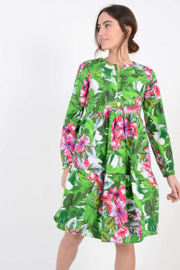 Kleid In A Form Mit Tropendruck In Grun