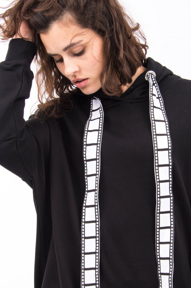 Quantum Courage Hoodie im Move-Design in Schwarz