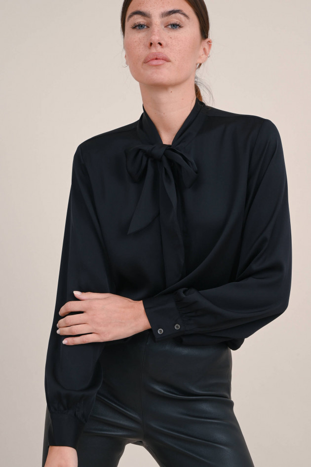 Repeat Schluppenbluse aus Seidensatin in Schwarz