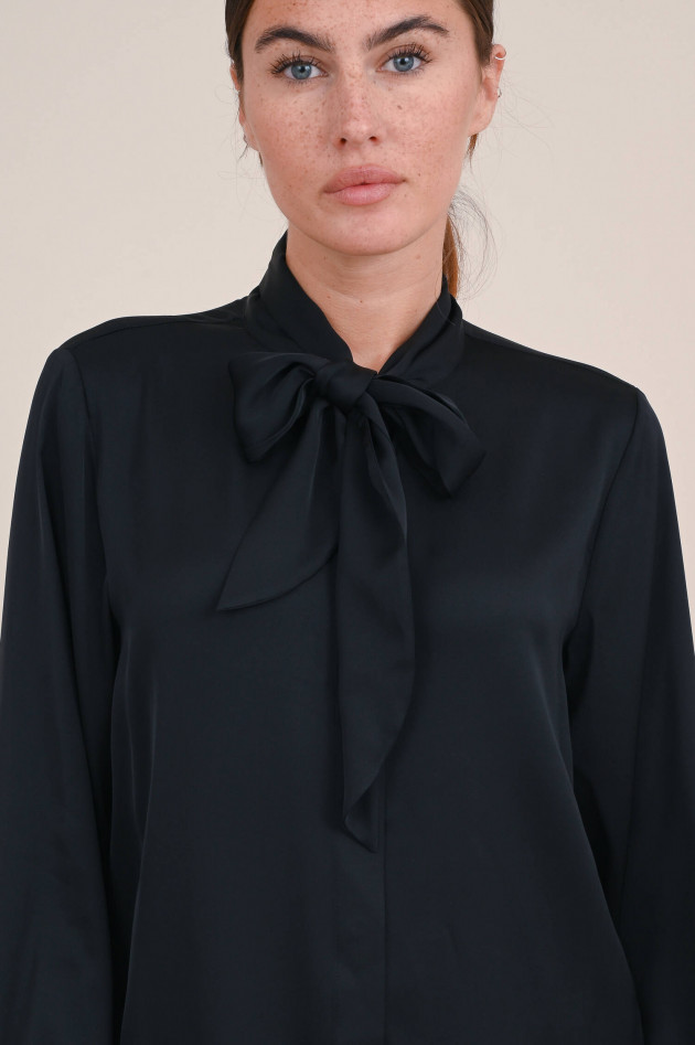 Repeat Schluppenbluse aus Seidensatin in Schwarz