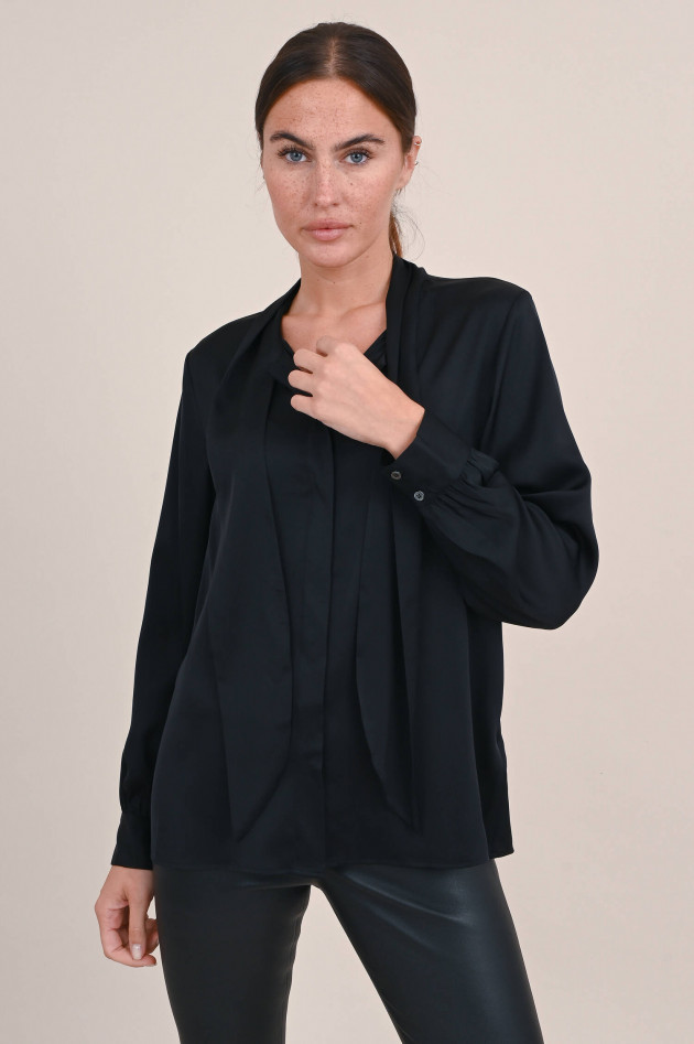 Repeat Schluppenbluse aus Seidensatin in Schwarz