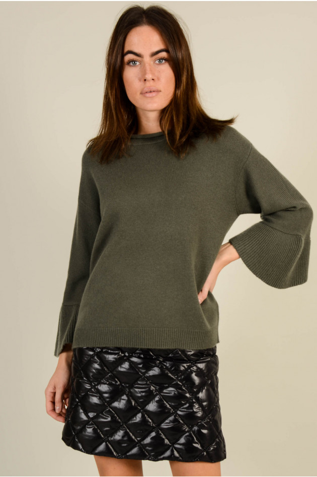 Repeat Pullover mit Trompetemarm in Oliv