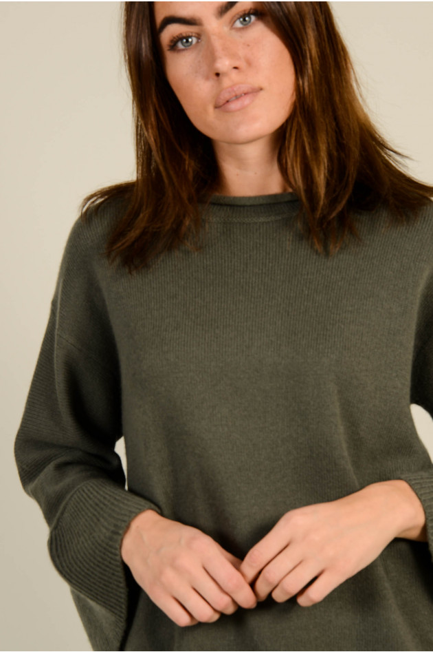 Repeat Pullover mit Trompetemarm in Oliv