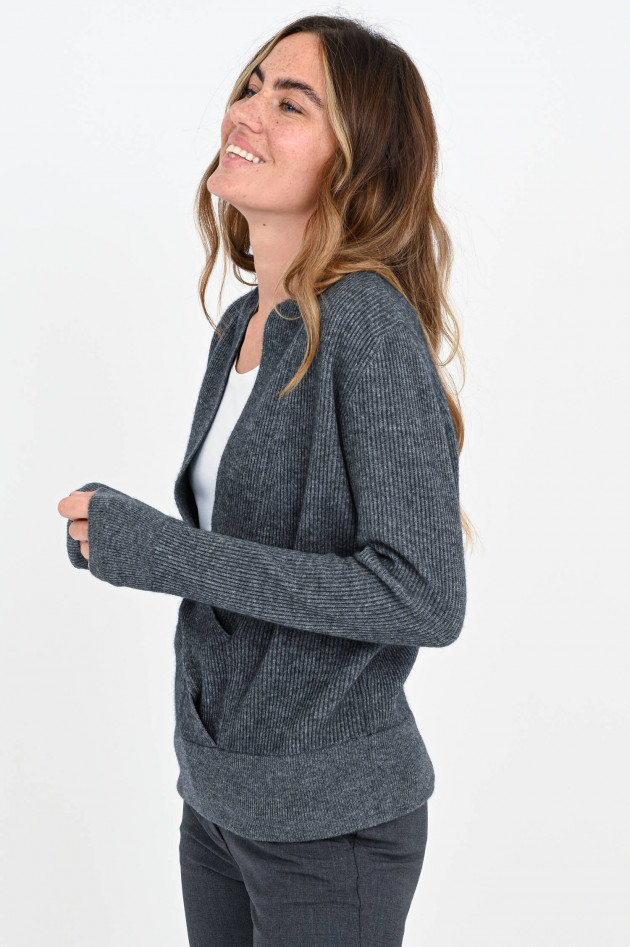 Repeat Strickpullover mit Wickeloptik in Grau