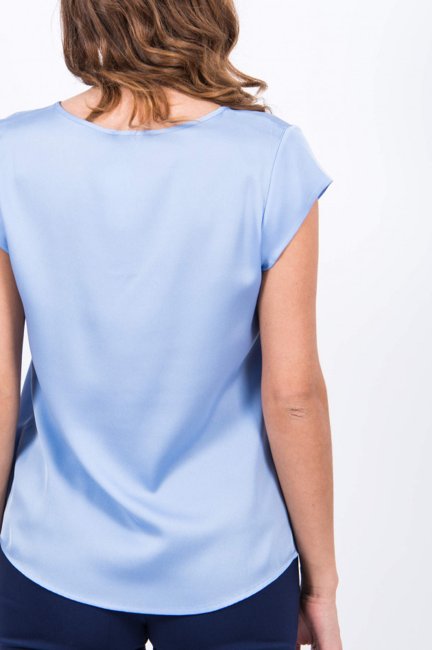 Repeat Seidenshirt mit V-Auschnitt in Mittelblau