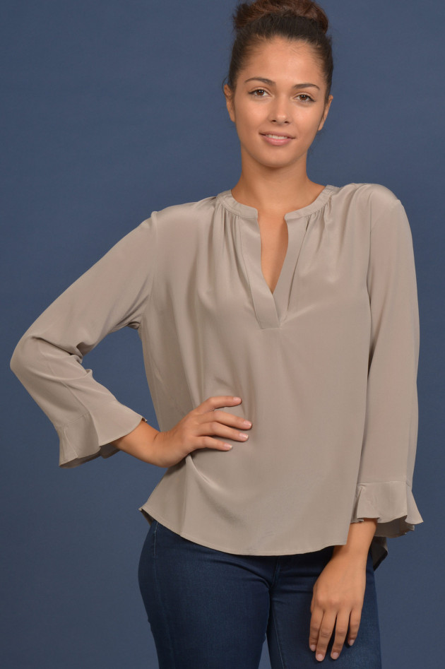 Repeat Seidenbluse mit Volant in Taupe