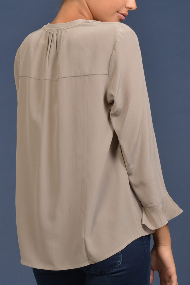 Repeat Seidenbluse mit Volant in Taupe