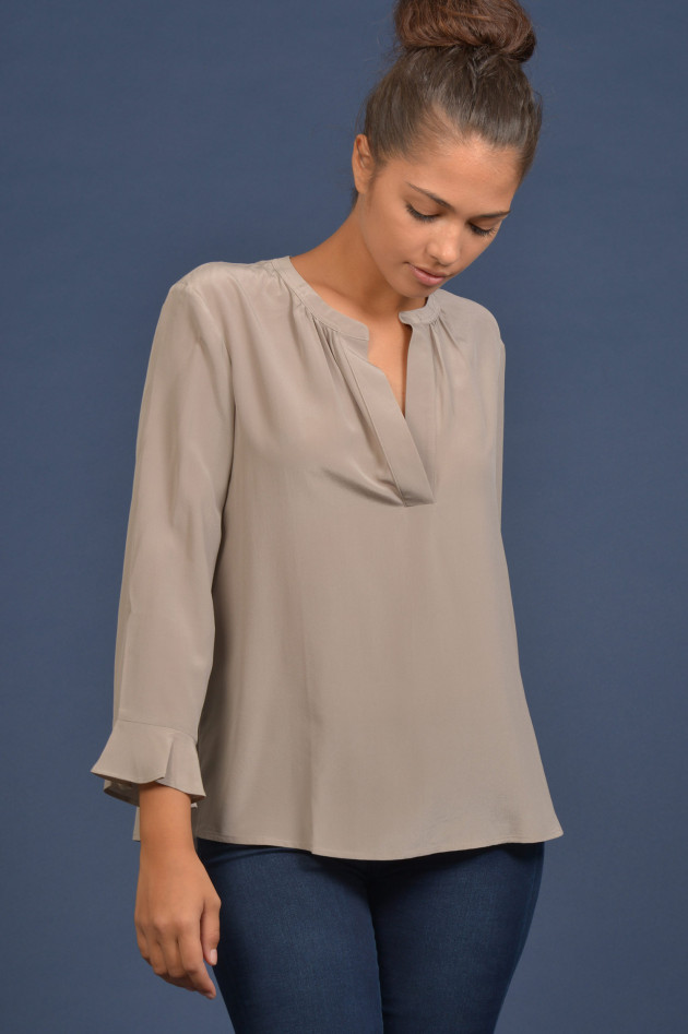 Repeat Seidenbluse mit Volant in Taupe