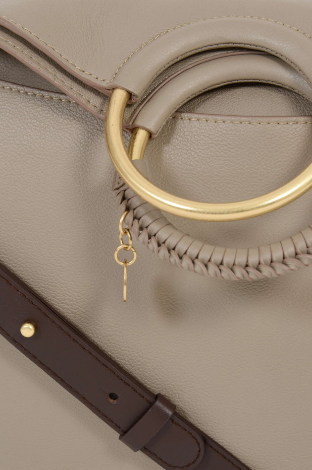 See by Chloé Handtasche mit goldenen Ringhenkeln in Beige
