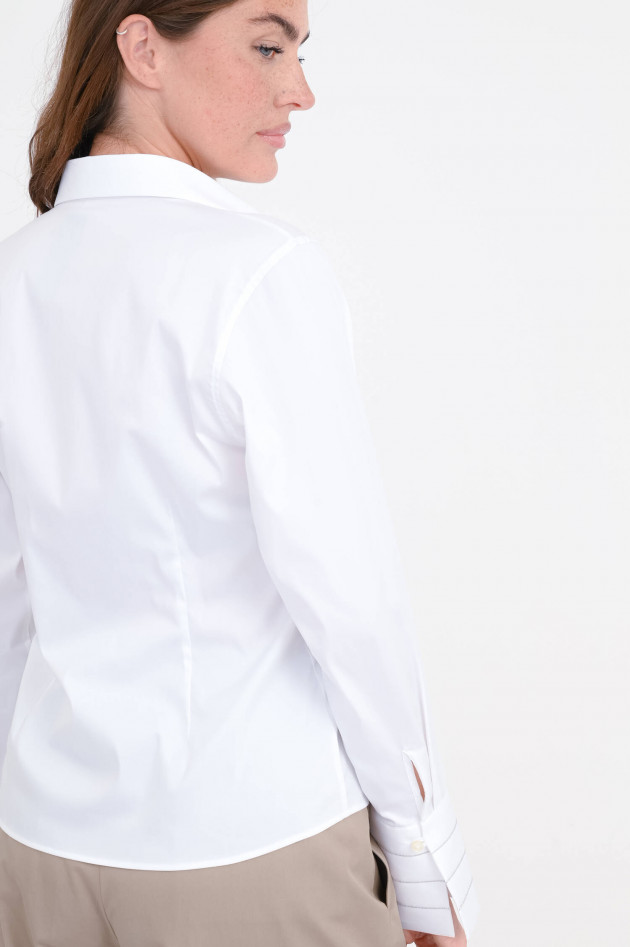 Soluzione Taillierte Bluse mit Pereln-Detail in Weiß