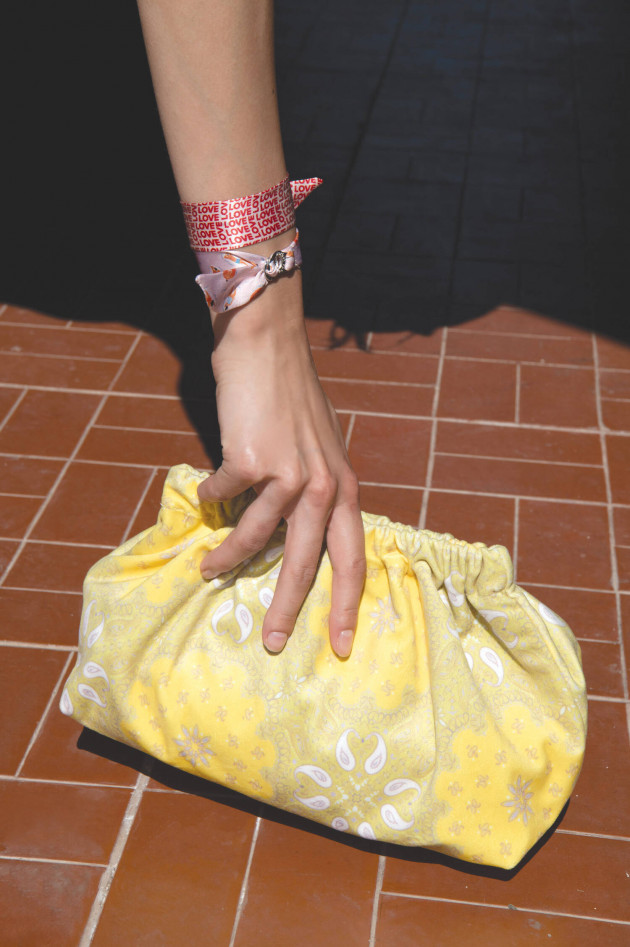 Sorbet Samt-Clutch im Bandana-Design in Gelb