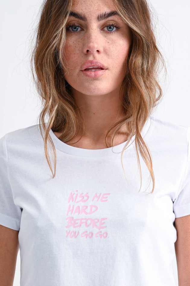 Studio JFK Shirt KISS ME HARD BEFORE YOU GO GO in Weiß/Rosa