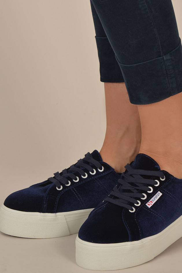 Superga Sneakers mit Samtoptik und Plateau in Navy/Weiß