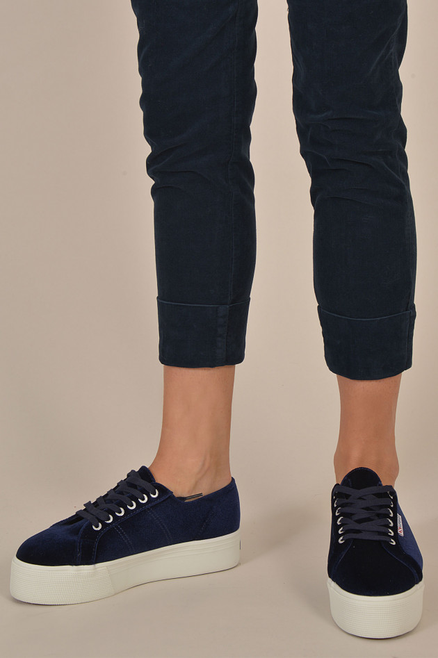 Superga Sneakers mit Samtoptik und Plateau in Navy/Weiß