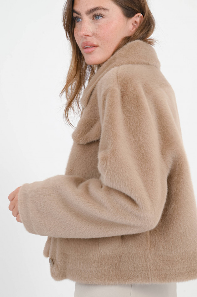 The Hug Faux Fur Jacke in Karamell