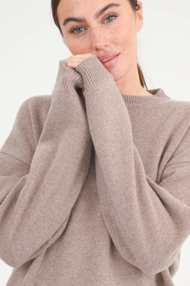 The Hug Cashmere-Pullover in Walnuss