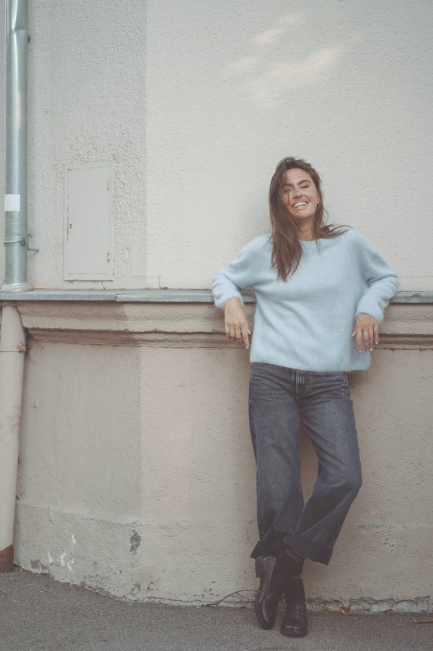 The Hug Brushed Cashmere Pullover in Pastellblau