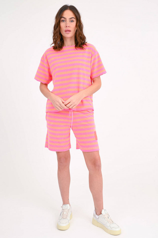 The Shirt Projekt Munich Gestreifte Frottee-Shorts in Pink/Orange