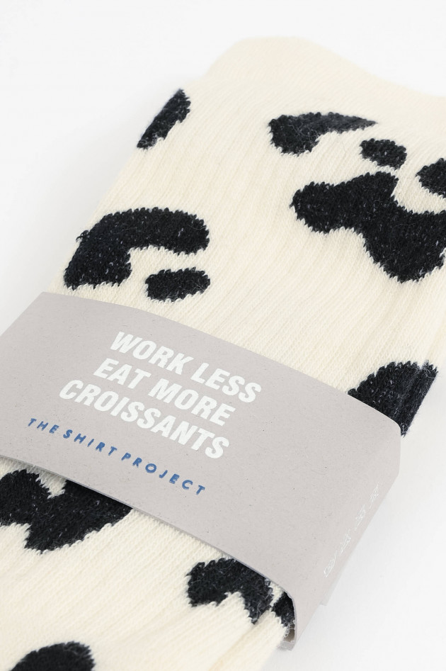 The Shirt Projekt Munich Hohe Socken mit Animal-Print in Creme/Schwarz