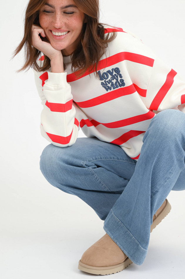 The Shirt Projekt Munich Gestreifter Pullover mit Schriftzug in Rot/Creme