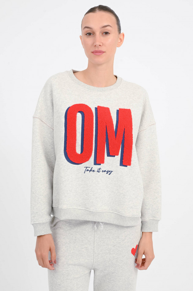 The Shirt Projekt Munich Sweatshirt mit OM-Detail in Hellgrau/Rot
