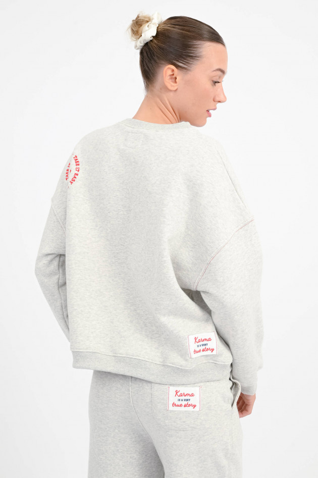The Shirt Projekt Munich Sweatshirt mit OM-Detail in Hellgrau/Rot