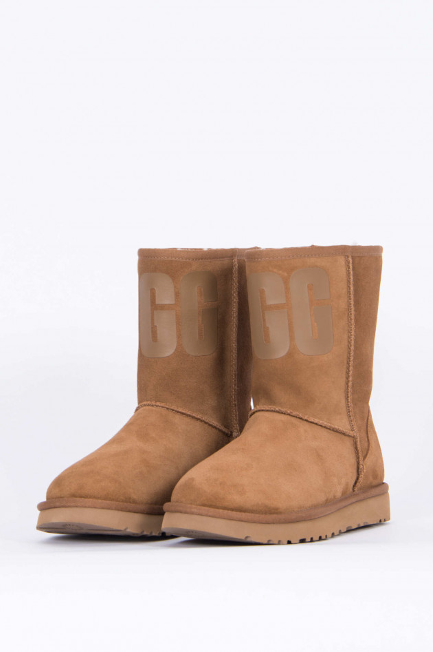 UGG Boot CLASSIC SHORT RUBBER LOGO in Camel