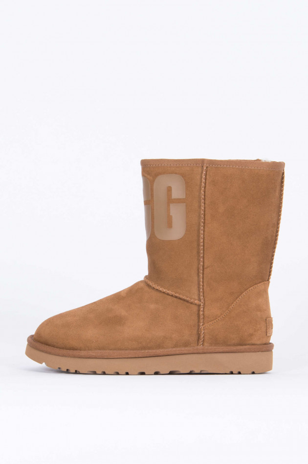 UGG Boot CLASSIC SHORT RUBBER LOGO in Camel