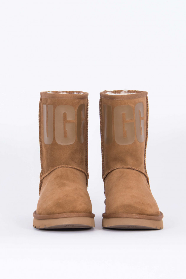 UGG Boot CLASSIC SHORT RUBBER LOGO in Camel