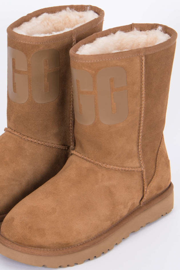 UGG Boot CLASSIC SHORT RUBBER LOGO in Camel