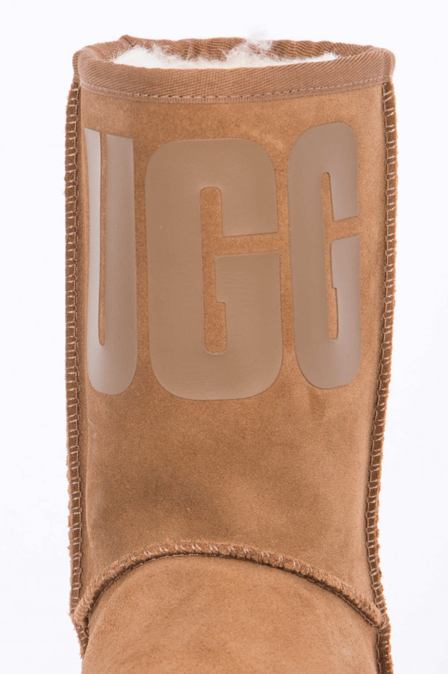 UGG Boot CLASSIC SHORT RUBBER LOGO in Camel