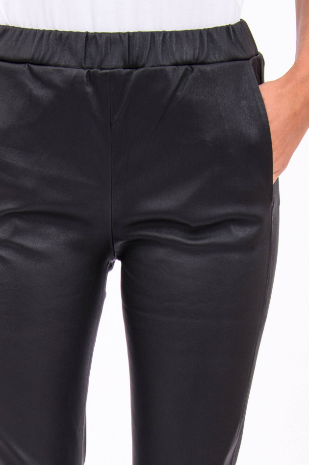 White T Glattleder-Hose in Schwarz