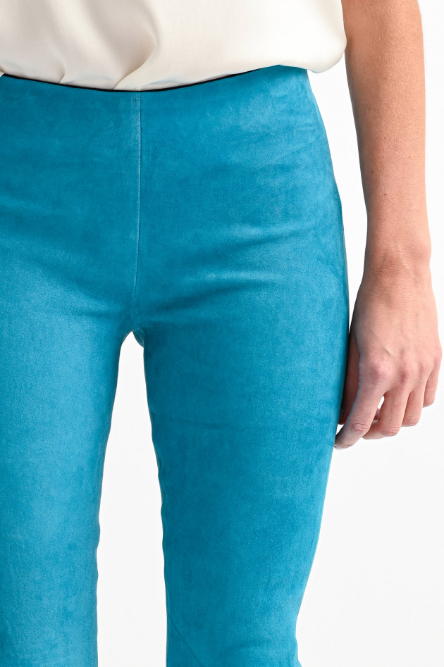 White T Velourslederhose mit leichtem Kick in Türkis