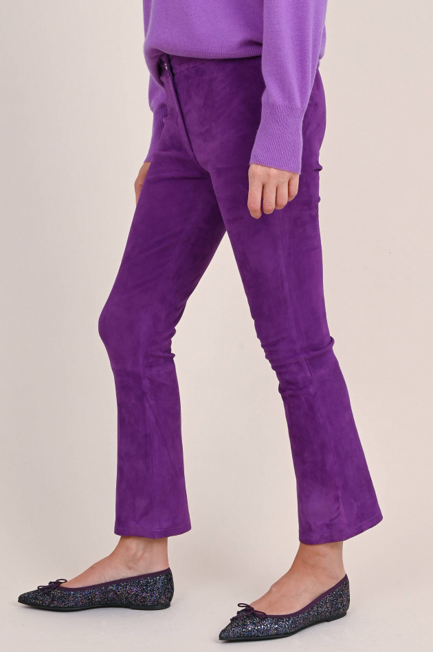 White T Velourslederhose mit Kick in Violett