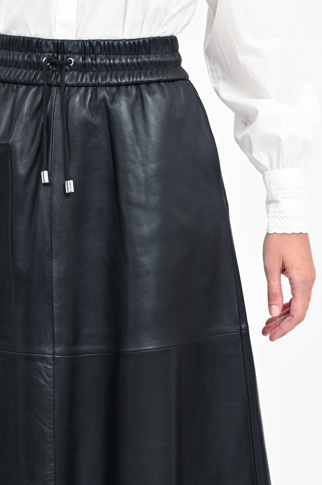 White T Ausgestellter Midi-Lederrock in Schwarz