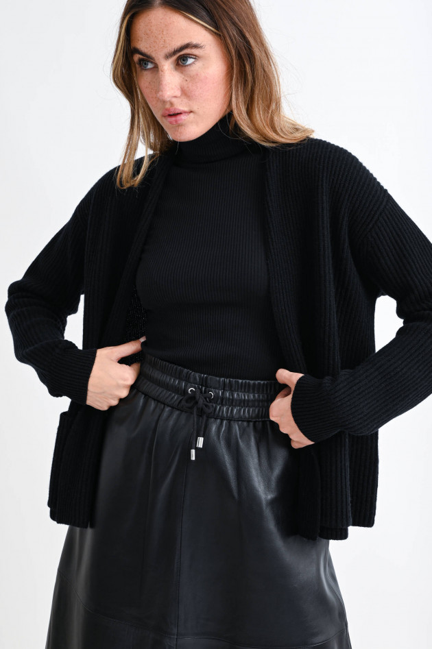 White T Ausgestellter Midi-Lederrock in Schwarz