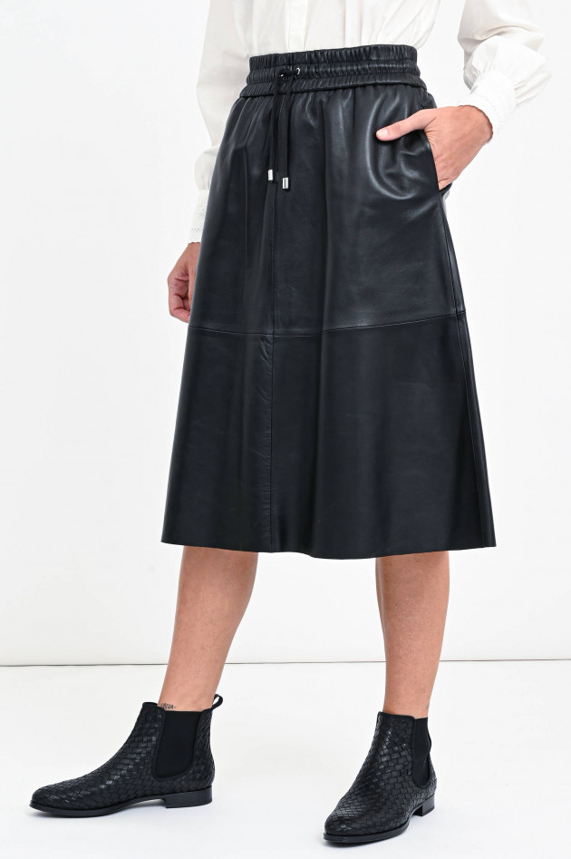 White T Ausgestellter Midi-Lederrock in Schwarz